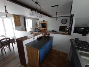 Η κουζίνα ή μικρή κουζίνα στο Villa Dinah 17 Maison dans la campagne Rochelaise