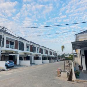 una fila di case su una strada di Holiday Homestay Singkawang a Sedau