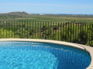 Bazén v ubytování Maison avec logement indépendant piscine privée et vue mer nebo v jeho okolí