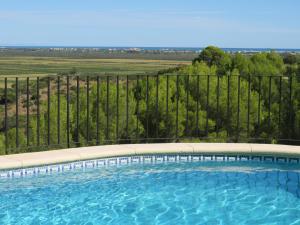 Bazén v ubytování Maison avec logement indépendant piscine privée et vue mer nebo v jeho okolí