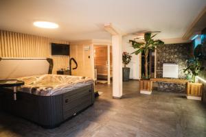 1 dormitorio con 1 cama grande en una habitación en Penzion Charlie, en Mohelnice