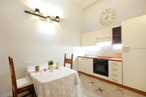 Kuchyň nebo kuchyňský kout v ubytování BREATHE LIGURIA - LUCY 1 bedroom and 1 apartment in a newly renovated nineteenth-century building in the historic center near the sea