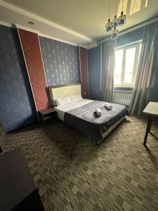 Кровать или кровати в номере Garnet hotel