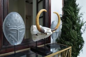 une statue d'un masque avec des cornes sur une table dans l'établissement Nueva casa boutique en el centro de Sevilla, à Séville