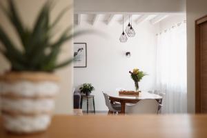 une salle à manger et un salon avec une table et une plante dans l'établissement La Maison des Délices, à Dosches