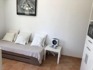 - une chambre avec un lit et une petite table dans l'établissement Appartement dans bastide à Saint Rémy de Provence, à Saint-Rémy-de-Provence