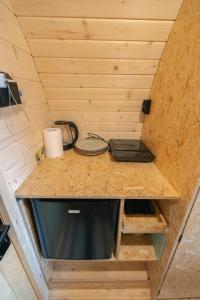 a small kitchen in a tiny house at Czill Beczki in Mucharz