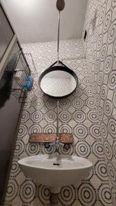 ein Badezimmer mit einem Waschbecken und einer Decke in der Unterkunft Tija noć-Silent night-Csendes èj vendèghàz in Ada