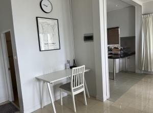 Kuchyň nebo kuchyňský kout v ubytování Bann Kanchana Beachfront Villas