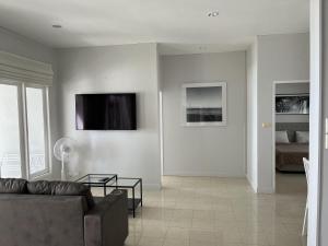 TV a/nebo společenská místnost v ubytování Bann Kanchana Beachfront Villas