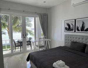 Postel nebo postele na pokoji v ubytování Bann Kanchana Beachfront Villas