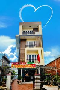 un edificio con una nube en forma de corazón sobre él en Thanh Tran Guesthouse Lý Sơn, en Ly Son