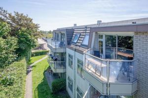 widok z powietrza na dom z balkonem w obiekcie Heerlijk appartement op Texel vlakbij bos en zee. w mieście De Koog