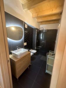 La salle de bains est pourvue d'un lavabo et d'un miroir. dans l'établissement My Happy Place, à Pognana Lario