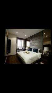 سرير أو أسرّة في غرفة في 8 Kia Peng Central Suites