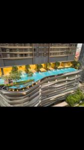منظر المسبح في 8 Kia Peng Central Suites او بالجوار