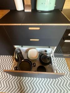 un tiroir dans une cuisine avec casseroles et poêles dans l'établissement My Happy Place, à Pognana Lario