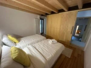 Cette chambre comprend 2 lits blancs et un canapé. dans l'établissement My Happy Place, à Pognana Lario
