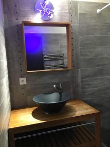 a bathroom with a sink and a mirror at Villa avec piscine, parking, clim in Palavas-les-Flots