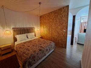 um quarto de hotel com uma cama com dois candeeiros em Casa Hurtere em Horta