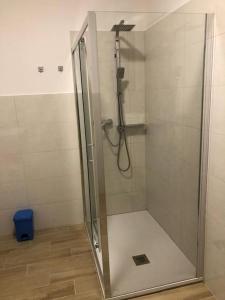 y baño con ducha y puerta de cristal. en Appartamento centro storico Pordenone, en Pordenone