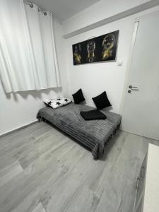 1 dormitorio con 1 cama en una habitación blanca en לנפוש בכייף בדגניה en Haifa