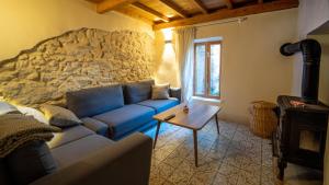 sala de estar con sofá azul y mesa en Cozy Oasis with Lovely Backyard in Fethiye en Fethiye