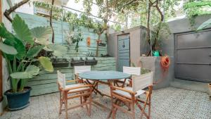 un patio con mesa, sillas y plantas en Cozy Oasis with Lovely Backyard in Fethiye en Fethiye