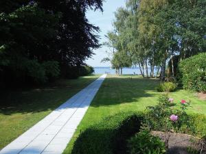 een loopbrug in een park naast het water bij "Tuschenahner Huus" in Bad Zwischenahn