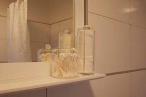 een badkamerplank met tandenborstels en een spiegel bij Air Apartments 13 in Bremen