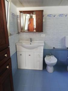 ein Bad mit einem Waschbecken und einem WC in der Unterkunft Marina Holidays in Camemi