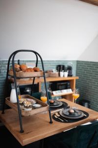 una mesa con un estante con pan. en Loft 32 en Winsum