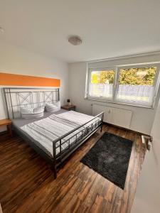 ein Schlafzimmer mit einem Bett und zwei Fenstern in der Unterkunft Alsdorf 3 in Alsdorf