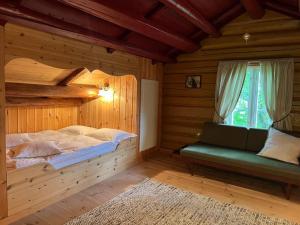 Un dormitorio con una cama grande y una ventana en « SoFly Cottage », le charme pur, en Noresund