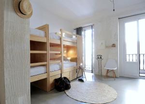 1 dormitorio con literas y ventana grande en The Hat Madrid en Madrid