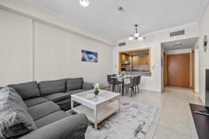 sala de estar con sofá y mesa en Ruby Residence- Cozy 1BHK Apartment with Balcony in Silicon Oasis, en Dubái