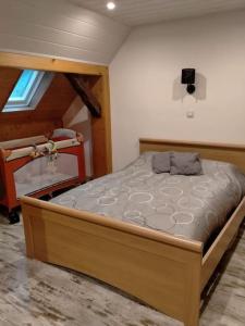 um quarto com uma cama grande num quarto em La Casa de Pimpele em Saint-Martin