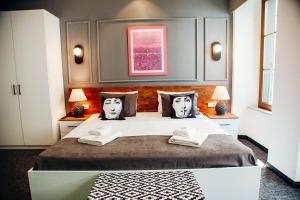 En eller flere senge i et værelse på Yamalya Suites Hotel