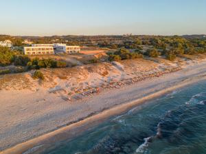 een luchtzicht op een strand met een resort bij Paralos Kyma Dunes Adults Only in Mastichari