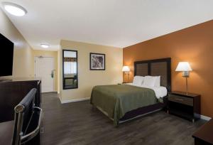 Postel nebo postele na pokoji v ubytování Quality Inn & Suites Medford Airport