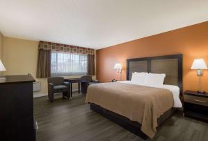 Postel nebo postele na pokoji v ubytování Quality Inn & Suites Medford Airport