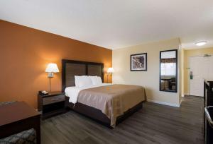 Postel nebo postele na pokoji v ubytování Quality Inn & Suites Medford Airport