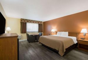Postel nebo postele na pokoji v ubytování Quality Inn & Suites Medford Airport