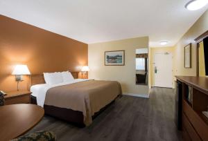Postel nebo postele na pokoji v ubytování Quality Inn & Suites Medford Airport