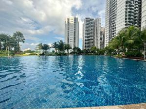 une grande piscine dans une ville avec de grands bâtiments dans l'établissement Danga Bay 2BR w PoolView Balcony by Our Stay, à Johor Bahru