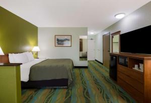 Postel nebo postele na pokoji v ubytování Quality Inn & Suites Medford Airport