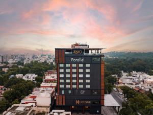 um edifício alto com um sinal em cima em Parallel Hotel Udaipur - A Stylish Urban Oasis em Udaipur