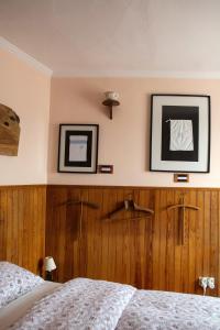 1 dormitorio con 1 cama y 2 cuadros en la pared en Sintra Small Hostel en Sintra