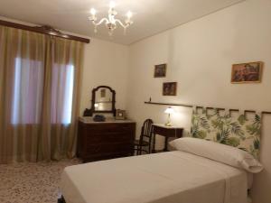 a bedroom with a bed and a dresser and a window at Balcón de Aguilar in Aguilar de la Frontera
