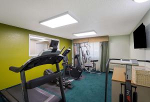 Fitness centrum a/nebo fitness zařízení v ubytování Quality Inn & Suites Medford Airport